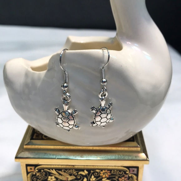 Jewelry - 💐Turtle earrings. Tibetan silver charm